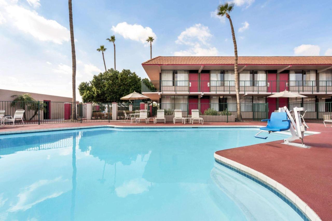 Ramada By Wyndham Mesa Downtown Exterior foto