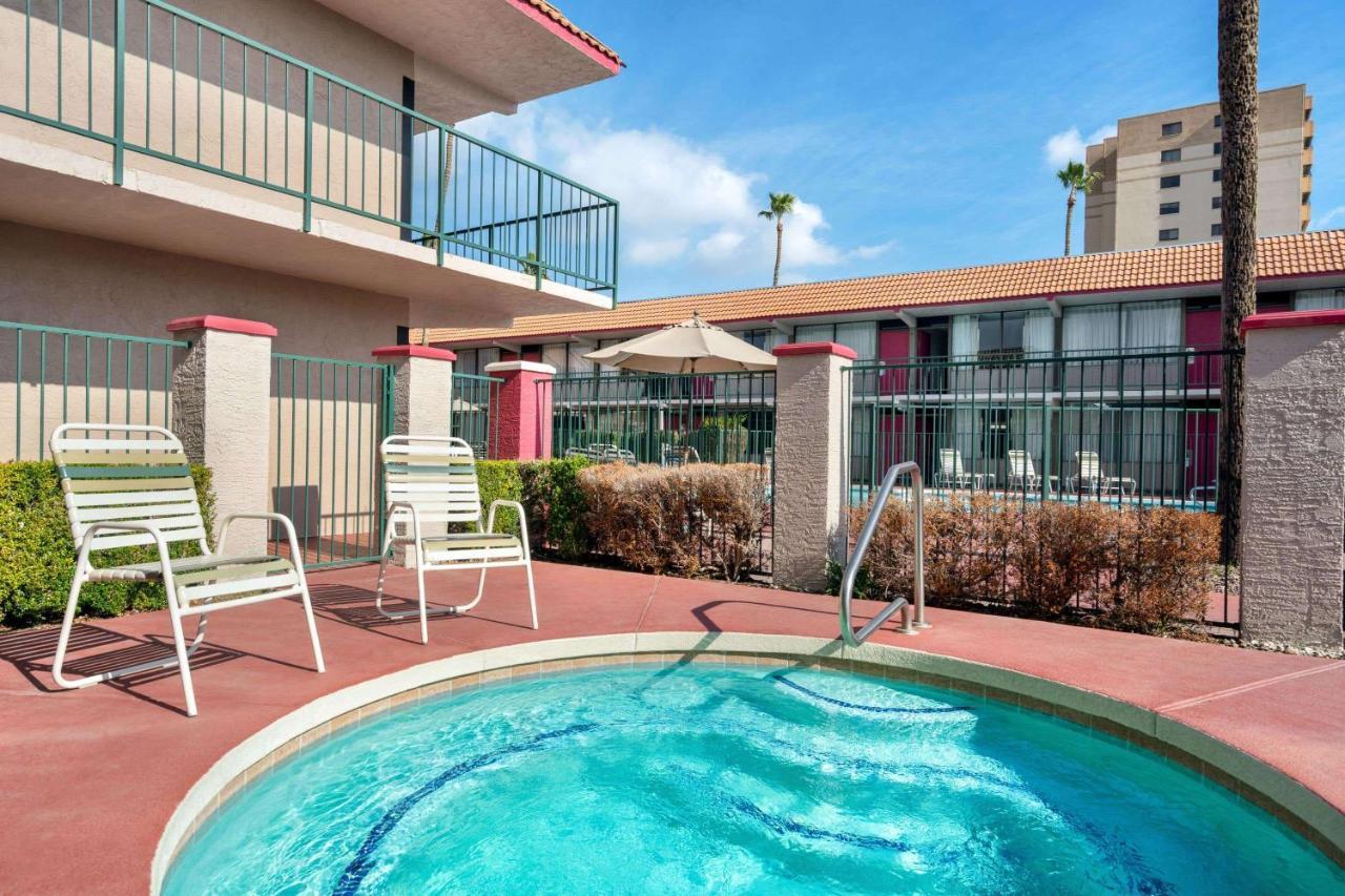 Ramada By Wyndham Mesa Downtown Exterior foto